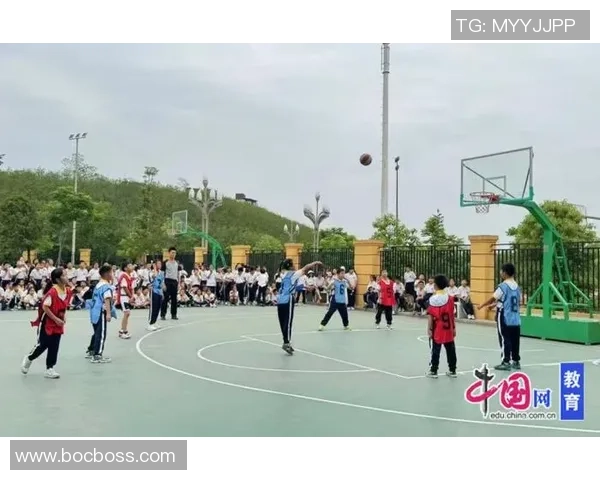 在校园的篮球场上挥洒青春汗水的快乐时光 在校园的篮球场上挥洒青春汗水的快乐时光