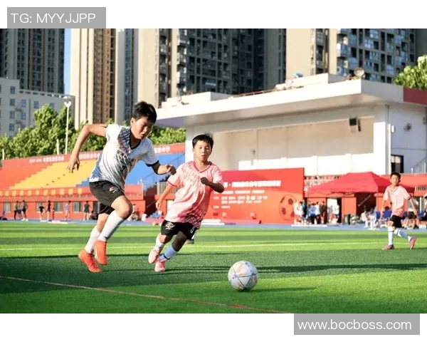在绿茵场上奔跑的梦想与友谊踢足球的快乐时光 在绿茵场上奔跑的梦想与友谊踢足球的快乐时光
